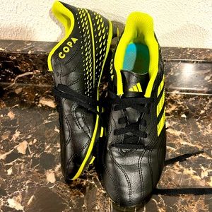 Boys size 2.5 Soccer/Flag Football Shoe Adidas EUC